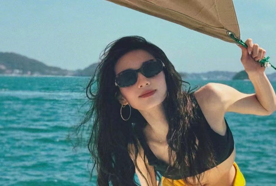 遗传得真好，已经18岁的黄多多打扮成熟，与妈妈一样一见误终身__遗传得真好，已经18岁的黄多多打扮成熟，与妈妈一样一见误终身