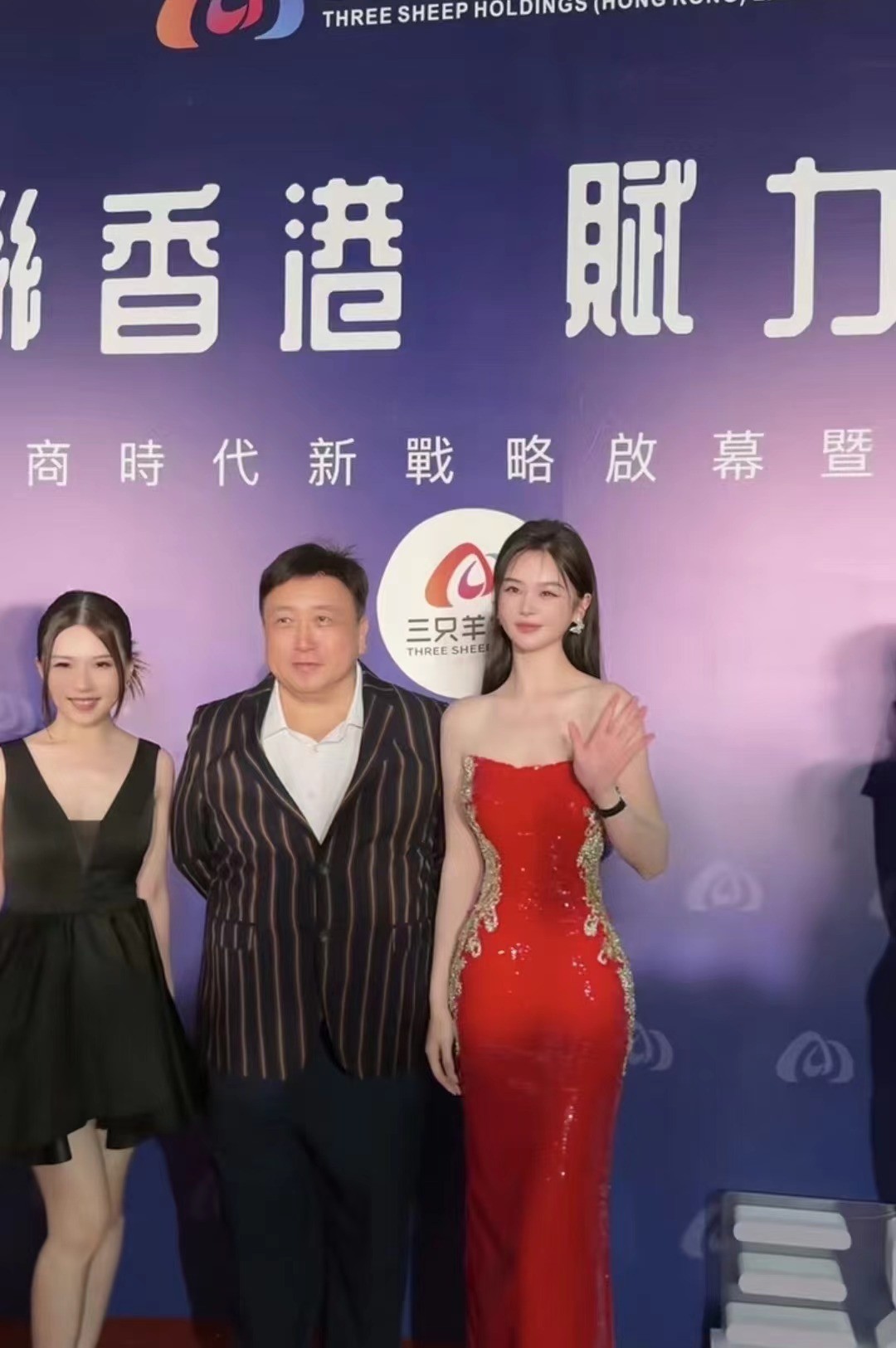 女星邱意浓与王晶再同框，33岁身材丰满有料，一双大长腿白到发光