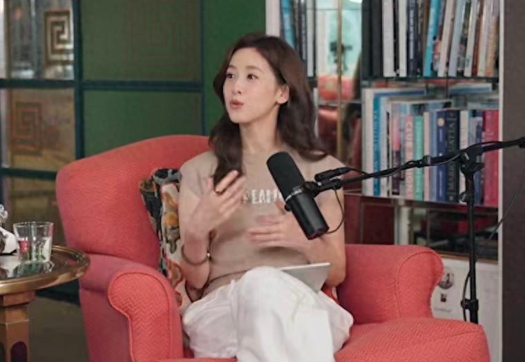 章泽天首谈育儿经验：完全不给8岁女儿看手机，禁止使用社交媒体