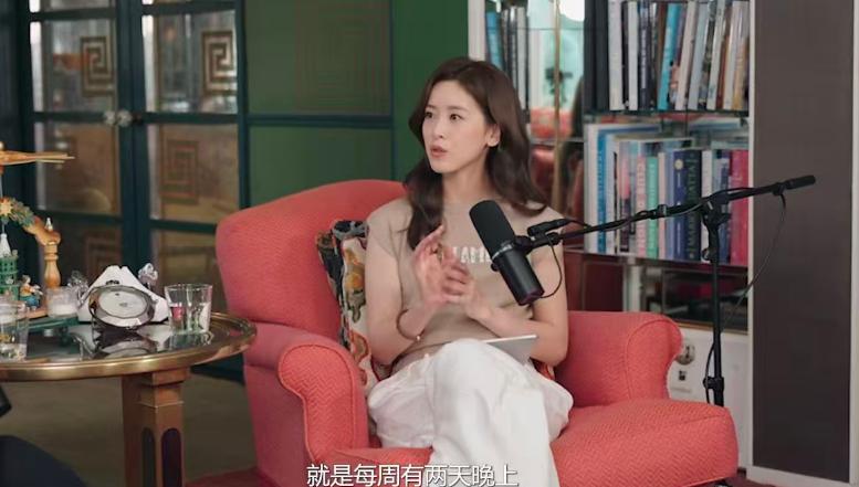 章泽天首谈育儿经验：完全不给8岁女儿看手机，禁止使用社交媒体__章泽天首谈育儿经验：完全不给8岁女儿看手机，禁止使用社交媒体