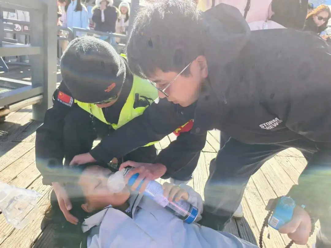 点赞!玉龙雪山上,一游客突发高反!安徽高校师生关键时刻出手了
