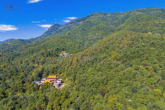 鸡足山距离大理市区约70公里，深藏诸多寺庙古迹，三天都打卡不完