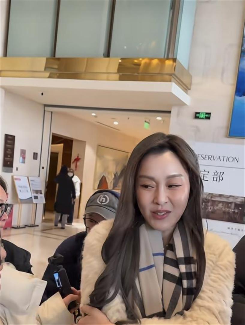 50岁范玮琪近况,面部填充太多,眼神闪躲不自信,一下子老了!