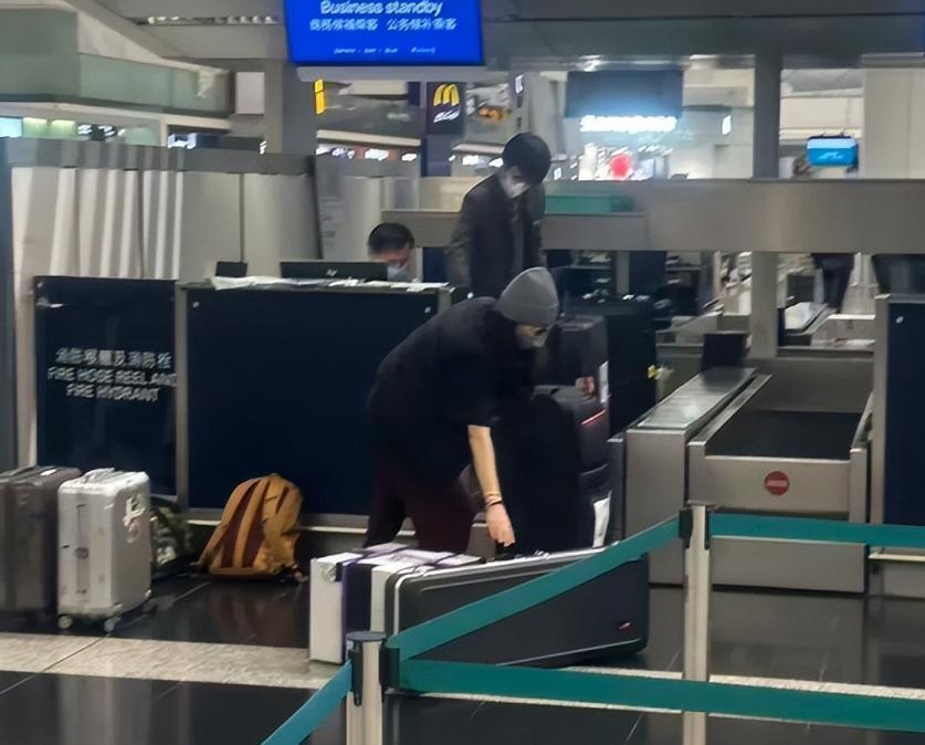 张柏芝近况曝光!飞澳洲陪读大儿子,疑一家4口在澳洲过年