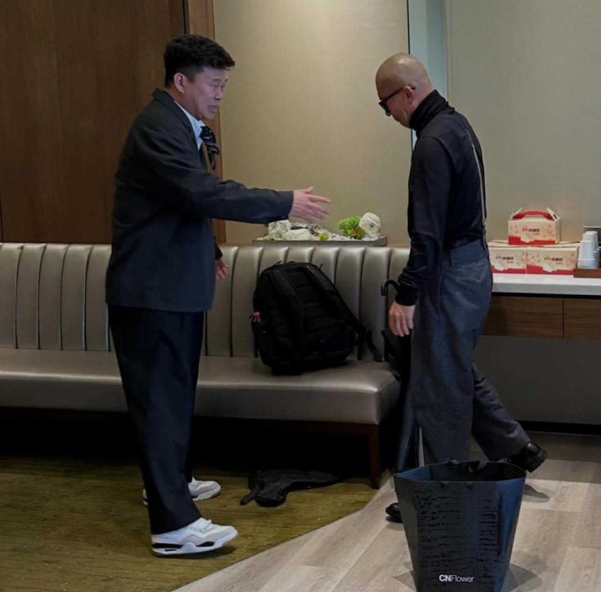 具俊晔休息室泪崩照曝光！一边听歌一边哭，卫生纸上写满大S名字_具俊晔休息室泪崩照曝光！一边听歌一边哭，卫生纸上写满大S名字_