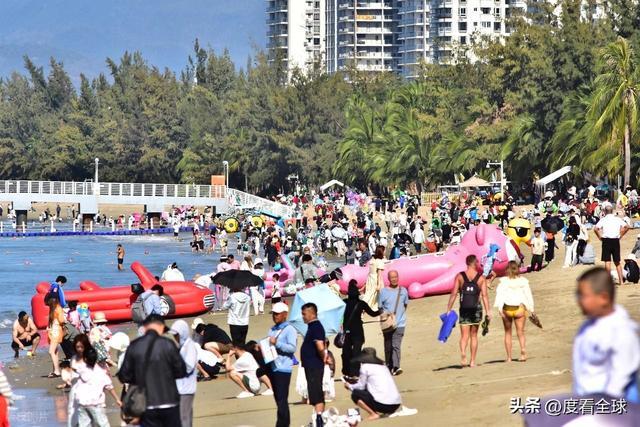 椰风裹暖意，人潮映开放：三亚湾立春前夕的自贸港活力图景！__椰风裹暖意，人潮映开放：三亚湾立春前夕的自贸港活力图景！