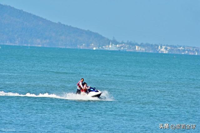 椰风裹暖意，人潮映开放：三亚湾立春前夕的自贸港活力图景！_椰风裹暖意，人潮映开放：三亚湾立春前夕的自贸港活力图景！_