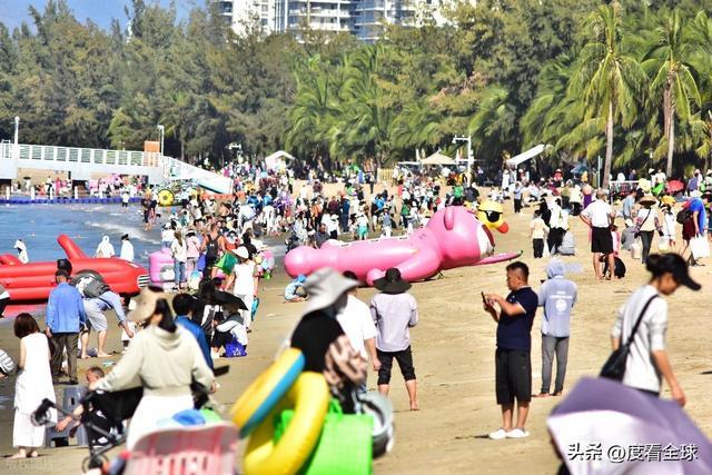 _椰风裹暖意，人潮映开放：三亚湾立春前夕的自贸港活力图景！_椰风裹暖意，人潮映开放：三亚湾立春前夕的自贸港活力图景！