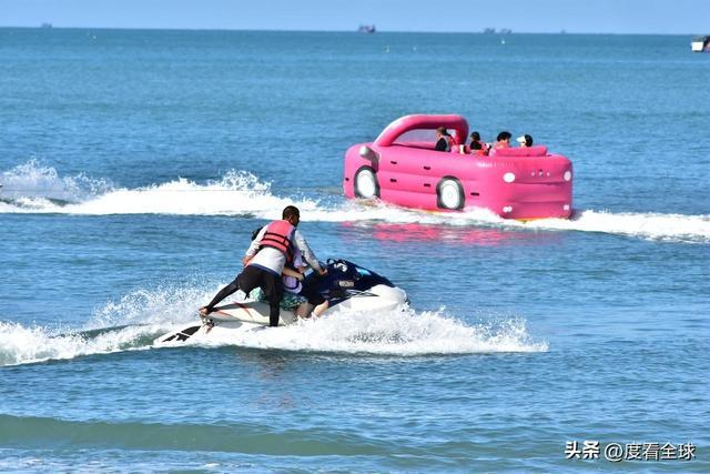 椰风裹暖意，人潮映开放：三亚湾立春前夕的自贸港活力图景！__椰风裹暖意，人潮映开放：三亚湾立春前夕的自贸港活力图景！