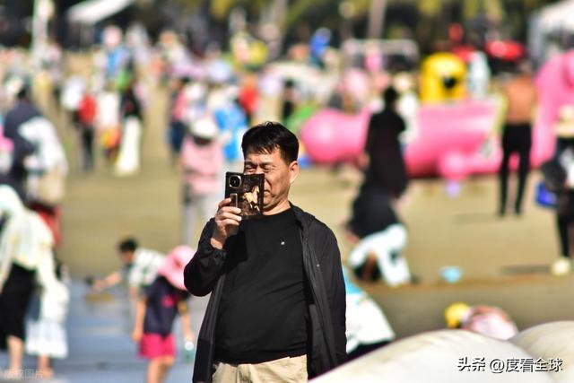 椰风裹暖意，人潮映开放：三亚湾立春前夕的自贸港活力图景！_椰风裹暖意，人潮映开放：三亚湾立春前夕的自贸港活力图景！_