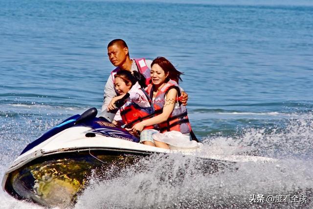 _椰风裹暖意，人潮映开放：三亚湾立春前夕的自贸港活力图景！_椰风裹暖意，人潮映开放：三亚湾立春前夕的自贸港活力图景！