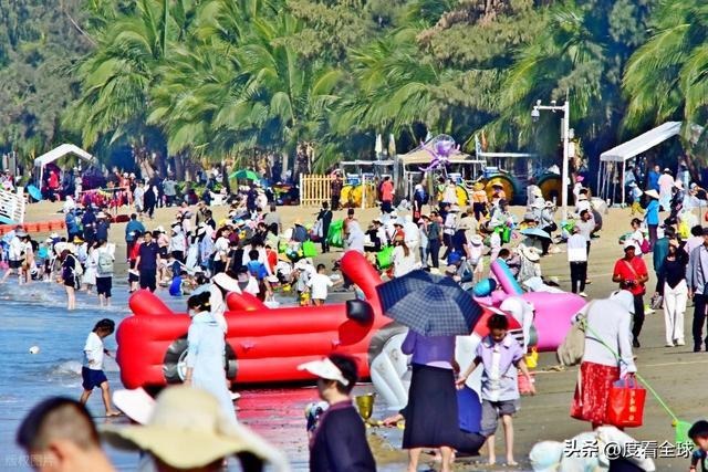 椰风裹暖意，人潮映开放：三亚湾立春前夕的自贸港活力图景！_椰风裹暖意，人潮映开放：三亚湾立春前夕的自贸港活力图景！_