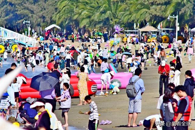 _椰风裹暖意，人潮映开放：三亚湾立春前夕的自贸港活力图景！_椰风裹暖意，人潮映开放：三亚湾立春前夕的自贸港活力图景！