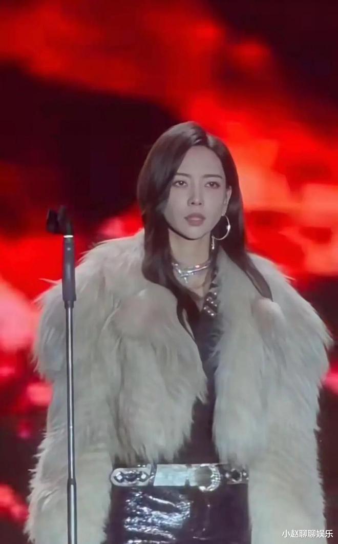 全网揪心！于文文演唱会晕倒送医，2℃寒夜硬撑，吴克群暖心救场看哭众人