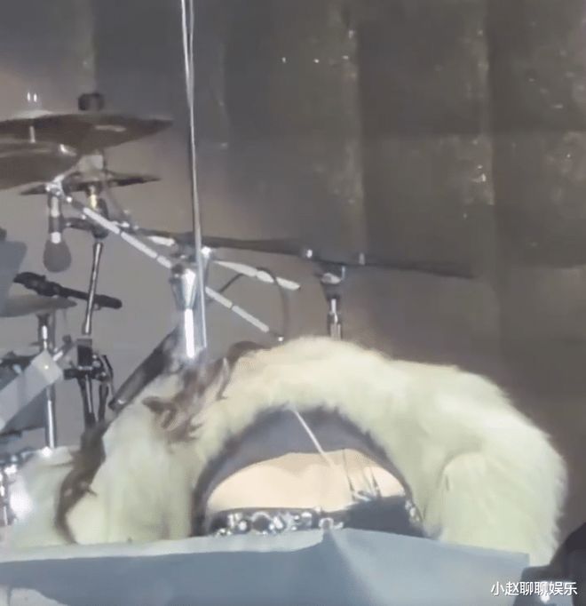 _全网揪心！于文文演唱会晕倒送医，2℃寒夜硬撑，吴克群暖心救场看哭众人_全网揪心！于文文演唱会晕倒送医，2℃寒夜硬撑，吴克群暖心救场看哭众人