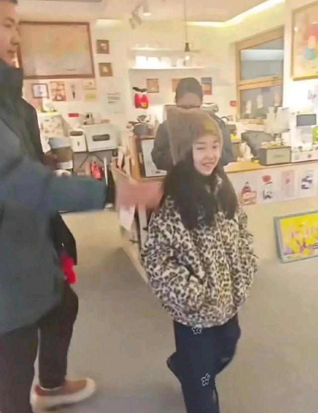 高云翔带小酒窝天津过年！父女逛商场被偶遇，细节暴露宠女日常