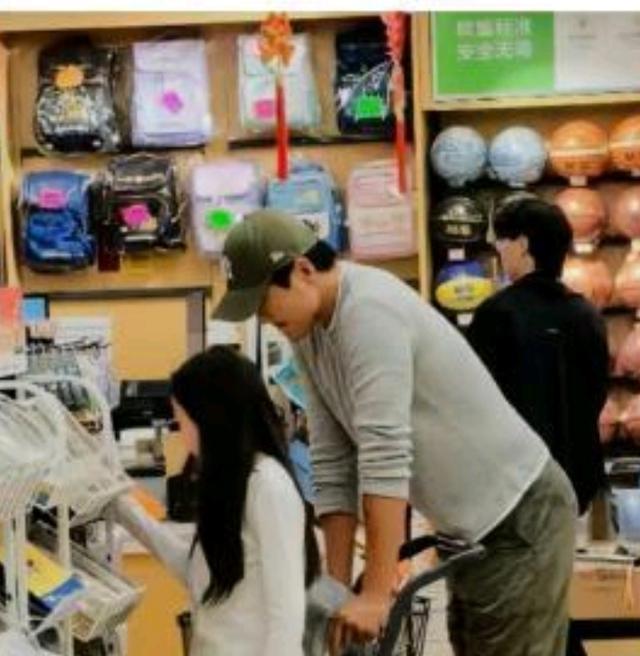 高云翔带小酒窝天津过年！父女逛商场被偶遇，细节暴露宠女日常__高云翔带小酒窝天津过年！父女逛商场被偶遇，细节暴露宠女日常