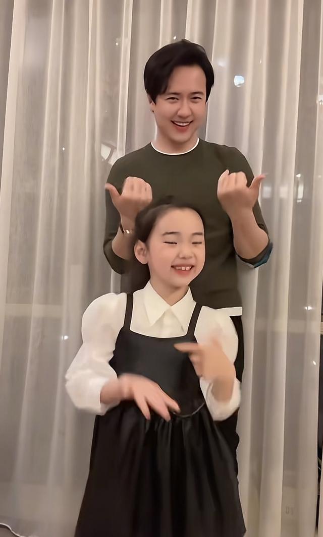 高云翔带小酒窝天津过年！父女逛商场被偶遇，细节暴露宠女日常_高云翔带小酒窝天津过年！父女逛商场被偶遇，细节暴露宠女日常_