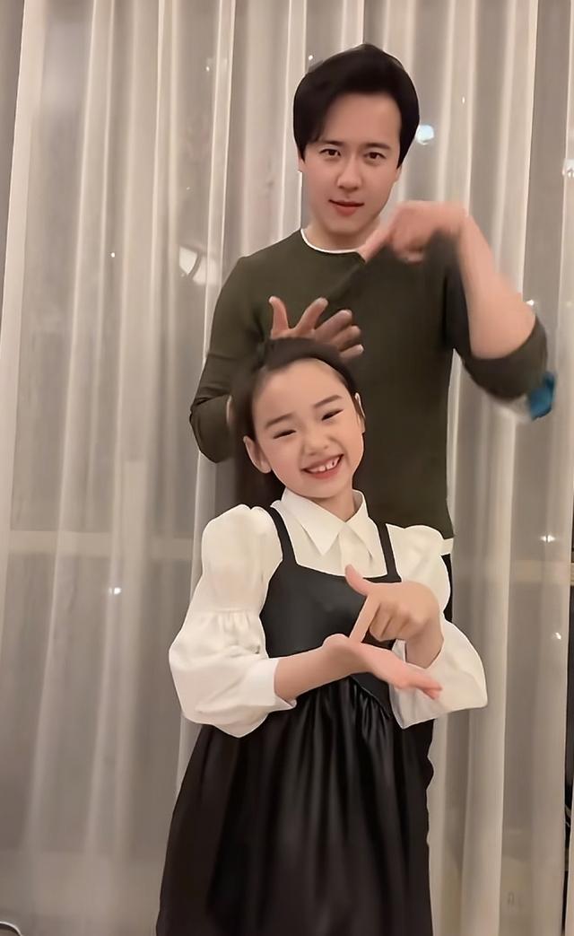 高云翔带小酒窝天津过年！父女逛商场被偶遇，细节暴露宠女日常_高云翔带小酒窝天津过年！父女逛商场被偶遇，细节暴露宠女日常_