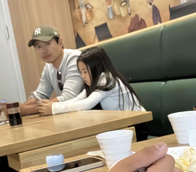 高云翔带小酒窝天津过年！父女逛商场被偶遇，细节暴露宠女日常_高云翔带小酒窝天津过年！父女逛商场被偶遇，细节暴露宠女日常_