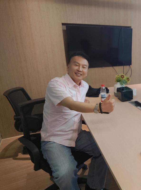 _央视主持人妻子砸场_央视主持人被丈夫抛弃