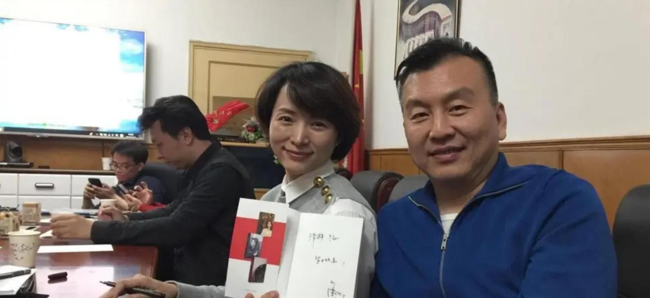 _央视主持人妻子砸场_央视主持人被丈夫抛弃