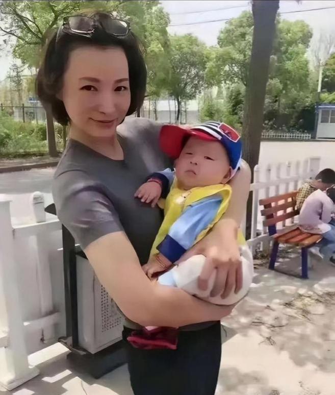 央视主持人被丈夫抛弃_央视主持人妻子砸场_