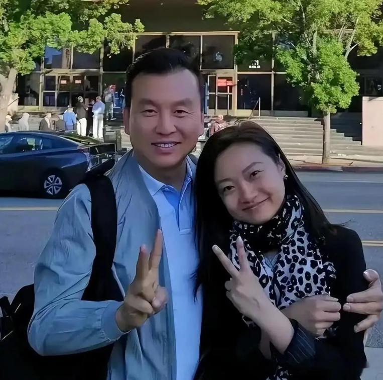 _央视主持人妻子砸场_央视主持人被丈夫抛弃