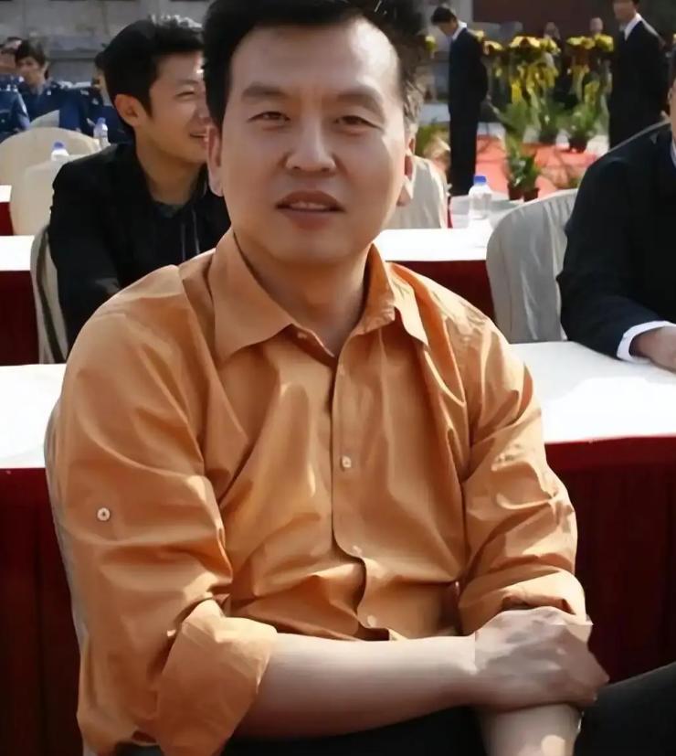 央视主持人被丈夫抛弃_央视主持人妻子砸场_