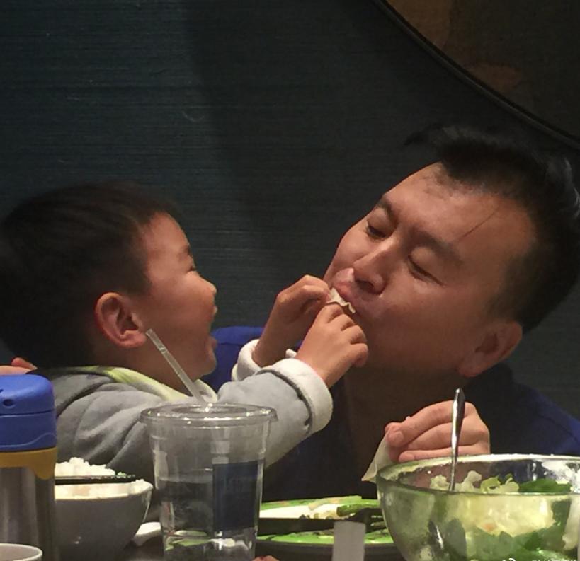 央视主持人被丈夫抛弃_央视主持人妻子砸场_