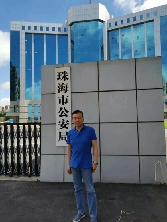 央视主持人被丈夫抛弃_央视主持人妻子砸场_