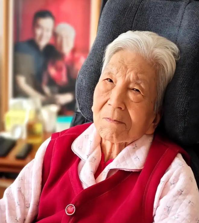 _央视主持人被丈夫抛弃_央视主持人妻子砸场