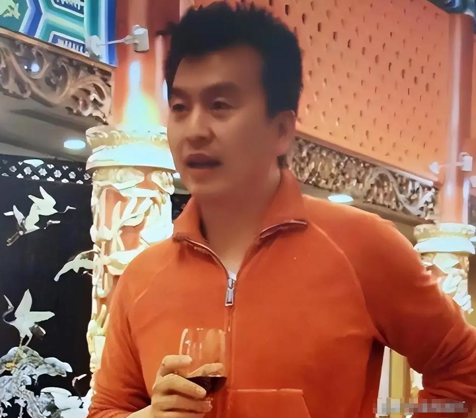 央视主持人被丈夫抛弃_央视主持人妻子砸场_