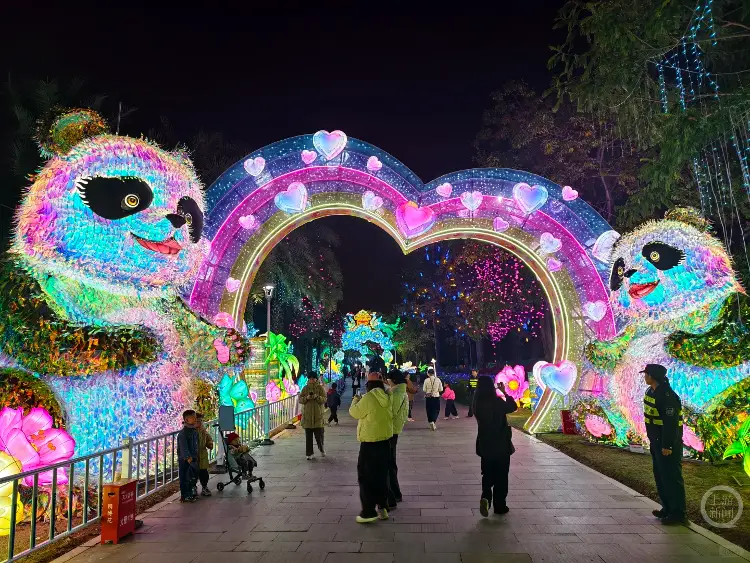 厦门园博苑灯会“烈焰红唇”大熊猫引热议，园区回应：那是微笑吐舌的“团团”“圆圆”