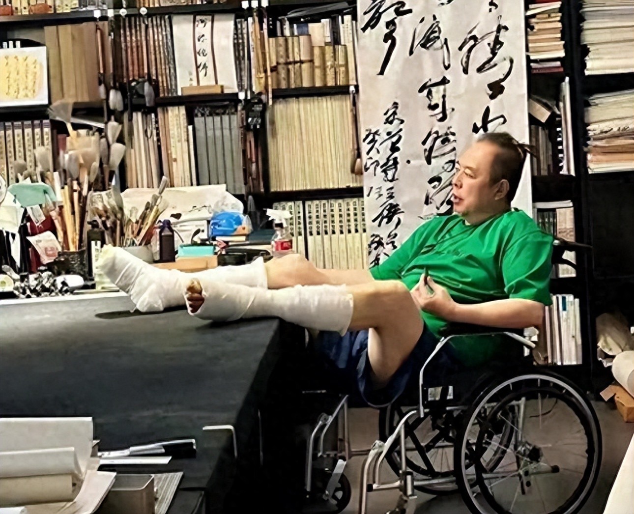 善恶终有报！放弃国籍、贬低中国，68岁瘫在轮椅的张铁林活成笑话