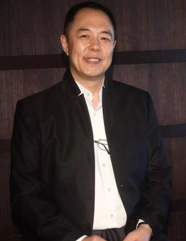 _善恶终有报！放弃国籍、贬低中国，68岁瘫在轮椅的张铁林活成笑话_善恶终有报！放弃国籍、贬低中国，68岁瘫在轮椅的张铁林活成笑话