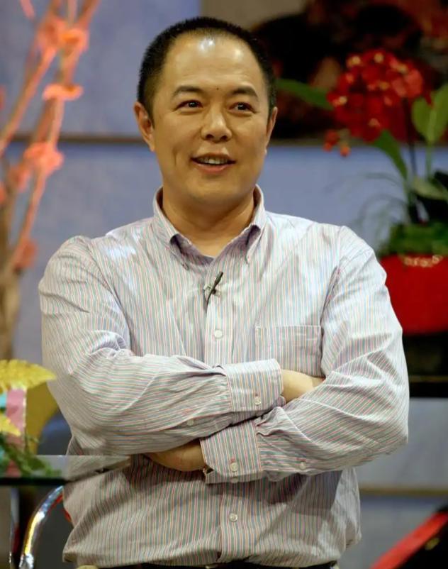 善恶终有报！放弃国籍、贬低中国，68岁瘫在轮椅的张铁林活成笑话_善恶终有报！放弃国籍、贬低中国，68岁瘫在轮椅的张铁林活成笑话_