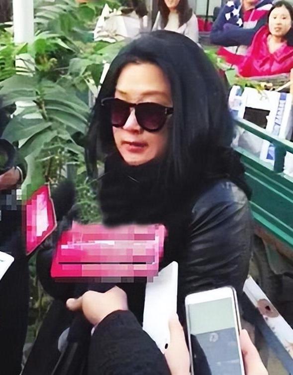 善恶终有报！放弃国籍、贬低中国，68岁瘫在轮椅的张铁林活成笑话__善恶终有报！放弃国籍、贬低中国，68岁瘫在轮椅的张铁林活成笑话