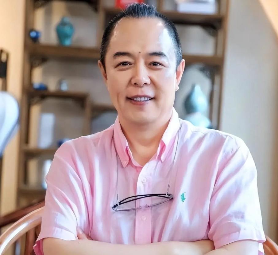 善恶终有报！放弃国籍、贬低中国，68岁瘫在轮椅的张铁林活成笑话__善恶终有报！放弃国籍、贬低中国，68岁瘫在轮椅的张铁林活成笑话