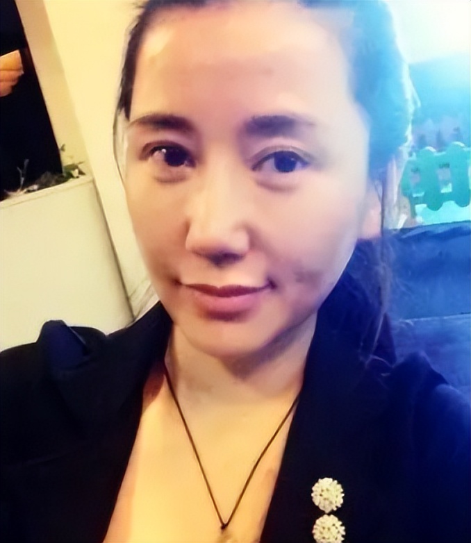 善恶终有报！放弃国籍、贬低中国，68岁瘫在轮椅的张铁林活成笑话__善恶终有报！放弃国籍、贬低中国，68岁瘫在轮椅的张铁林活成笑话