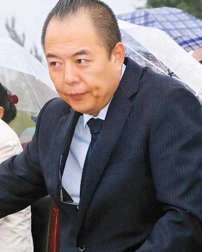 善恶终有报！放弃国籍、贬低中国，68岁瘫在轮椅的张铁林活成笑话_善恶终有报！放弃国籍、贬低中国，68岁瘫在轮椅的张铁林活成笑话_