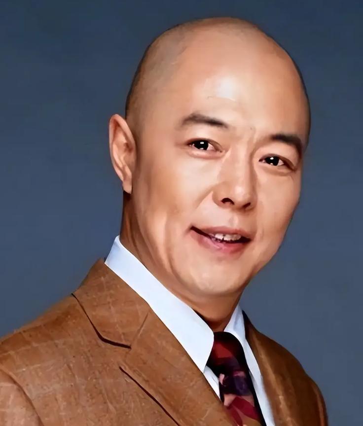 善恶终有报！放弃国籍、贬低中国，68岁瘫在轮椅的张铁林活成笑话__善恶终有报！放弃国籍、贬低中国，68岁瘫在轮椅的张铁林活成笑话