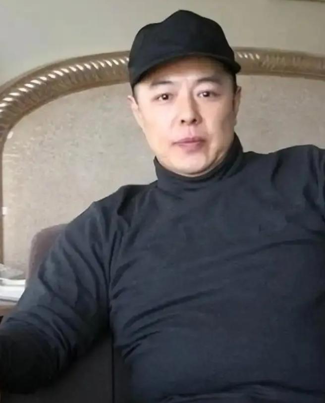 _善恶终有报！放弃国籍、贬低中国，68岁瘫在轮椅的张铁林活成笑话_善恶终有报！放弃国籍、贬低中国，68岁瘫在轮椅的张铁林活成笑话