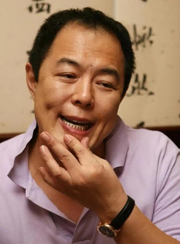 _善恶终有报！放弃国籍、贬低中国，68岁瘫在轮椅的张铁林活成笑话_善恶终有报！放弃国籍、贬低中国，68岁瘫在轮椅的张铁林活成笑话