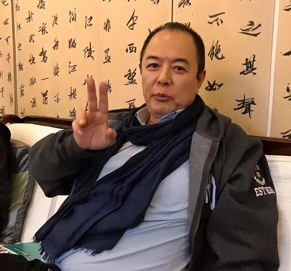 善恶终有报！放弃国籍、贬低中国，68岁瘫在轮椅的张铁林活成笑话__善恶终有报！放弃国籍、贬低中国，68岁瘫在轮椅的张铁林活成笑话