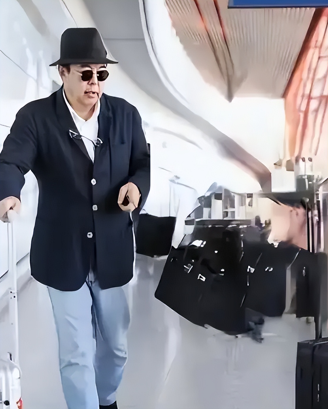 _善恶终有报！放弃国籍、贬低中国，68岁瘫在轮椅的张铁林活成笑话_善恶终有报！放弃国籍、贬低中国，68岁瘫在轮椅的张铁林活成笑话