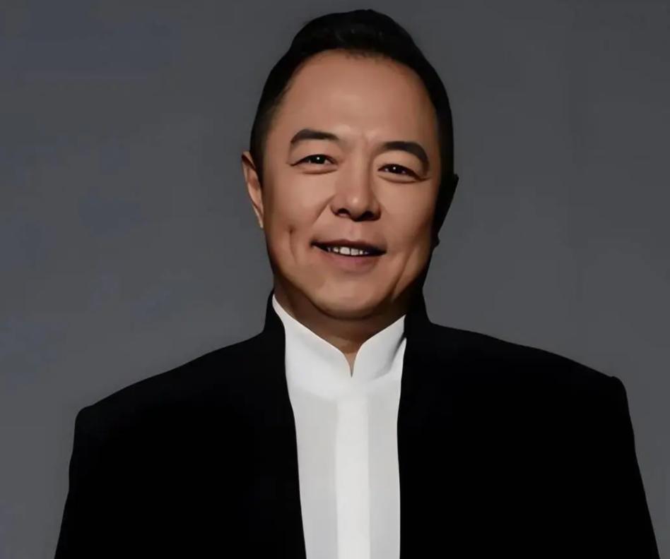 善恶终有报！放弃国籍、贬低中国，68岁瘫在轮椅的张铁林活成笑话__善恶终有报！放弃国籍、贬低中国，68岁瘫在轮椅的张铁林活成笑话