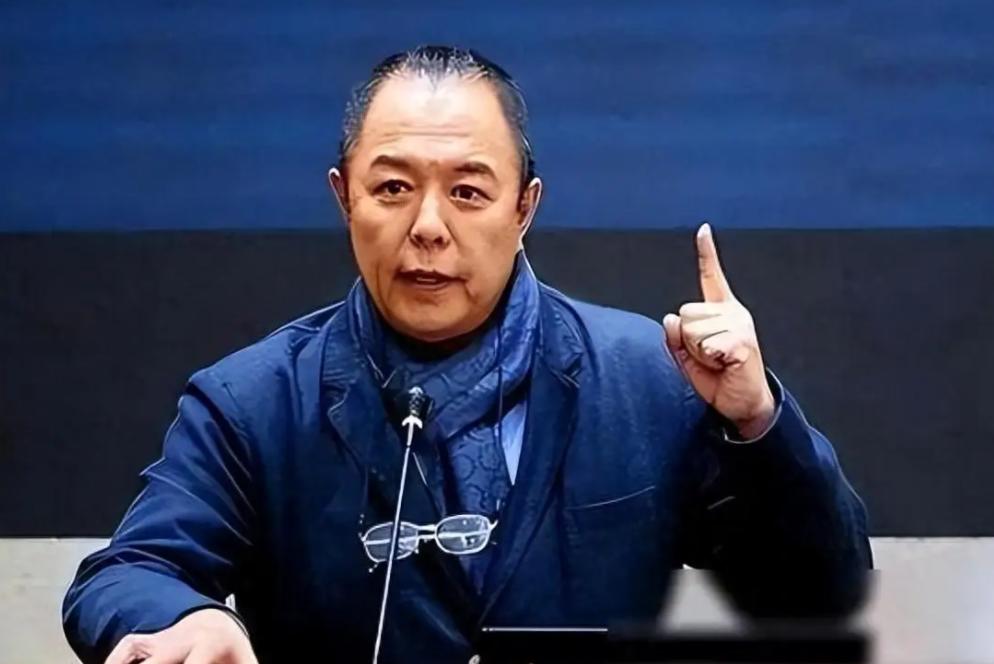 _善恶终有报！放弃国籍、贬低中国，68岁瘫在轮椅的张铁林活成笑话_善恶终有报！放弃国籍、贬低中国，68岁瘫在轮椅的张铁林活成笑话