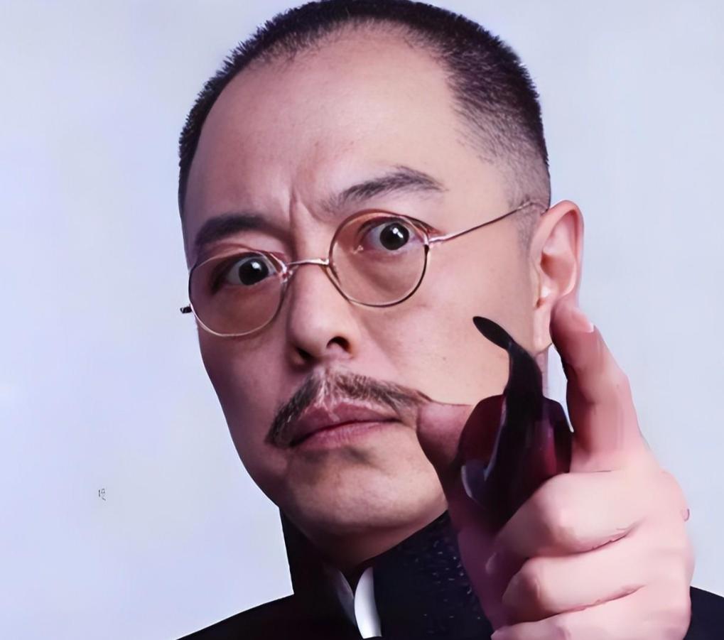 善恶终有报！放弃国籍、贬低中国，68岁瘫在轮椅的张铁林活成笑话__善恶终有报！放弃国籍、贬低中国，68岁瘫在轮椅的张铁林活成笑话