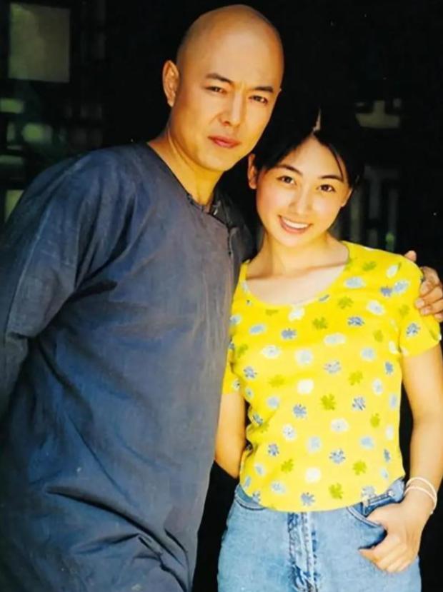 _善恶终有报！放弃国籍、贬低中国，68岁瘫在轮椅的张铁林活成笑话_善恶终有报！放弃国籍、贬低中国，68岁瘫在轮椅的张铁林活成笑话